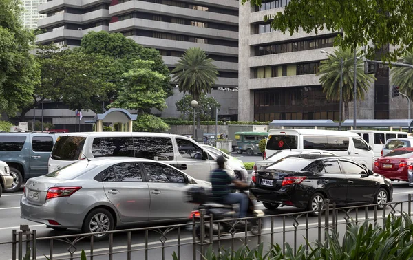 Motorkáři Auta Čekající Provozu Manile Makati Filipíny — Stock fotografie