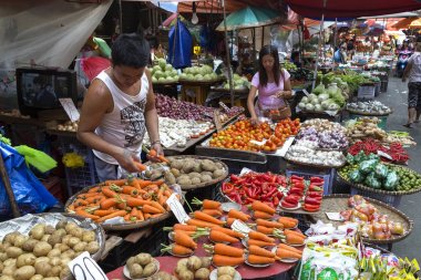 Manila, Filipinler - 16 Temmuz 2016: Sokak pazarında sebzeler