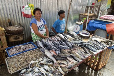 Manila, Filipinler - 16 Temmuz 2018: Sokaklarda taze deniz ürünleri filipinli satıcılar