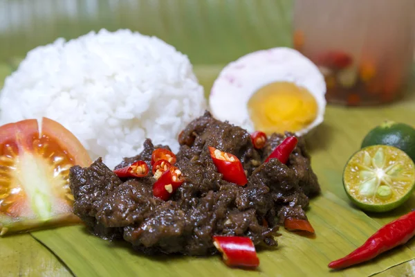 Filipinli geleneksel otantik yemek: filipin baharatlı beaf tapa yumurta ve pirinç ile