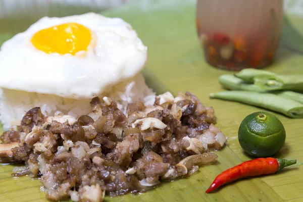 Filipinli geleneksel yemek: pirinç ve yumurta ile filipin domuz sisig