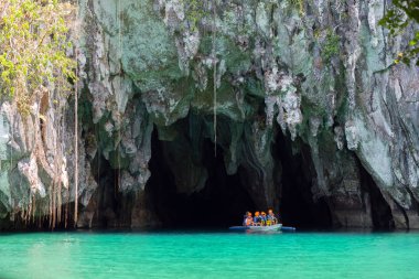 Puerto Princesa yeraltı nehri Ulusal Parkı 'nda yer altı nehrin girişinde turistler ile bir tekne