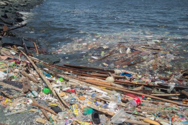 Manila, Filipinler-Mayıs, 18, 2019: Manila Körfezi sahilinde okyanus plastik kirliliği
