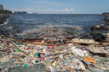Manila, Filipinler-Mayıs, 18, 2019: Manila Körfezi sahilinde okyanus plastik kirliliği