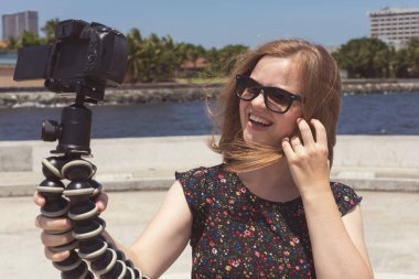 Kamera kayıt bir genç beyaz kadın Blogger yapma bir video veya selfie