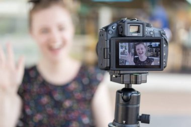 Bir beyaz genç kız kamera arkasında bir video blog (vlog) yapma