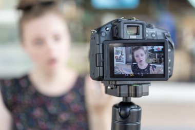 Bir beyaz genç kız kamera arkasında bir video blog (vlog) yapma