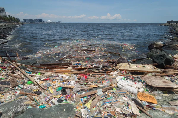 Manila, Filipinler-Mayıs, 18, 2019: Manila Körfezi sahilinde okyanus plastik kirliliği