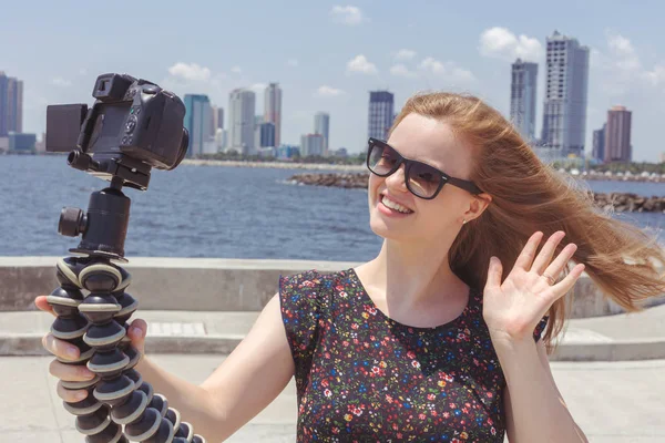 Câmera Gravando Uma Jovem Blogueira Caucasiana Gesticulando Enquanto Faz Vídeo — Fotografia de Stock