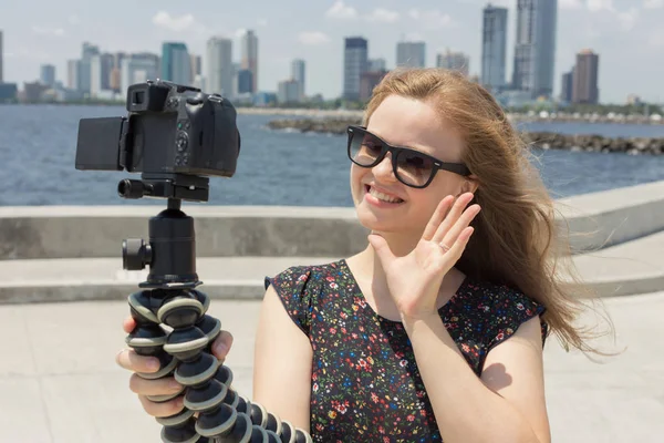 Fotocamera Che Registra Una Giovane Blogger Caucasica Mentre Video — Foto Stock