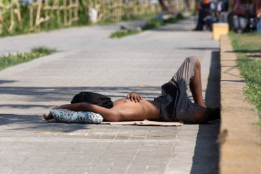 Manila, Filipinler-Mayıs, 18, 2019: kötü bir adam Manila sokaklarında yatıyor, uyku