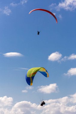 Gökyüzünde kayan iki paraşüt