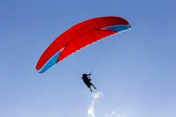 Une Silhouette Parapente Avec Parachute Rouge Flottant Travers Ciel Bleu — Photo