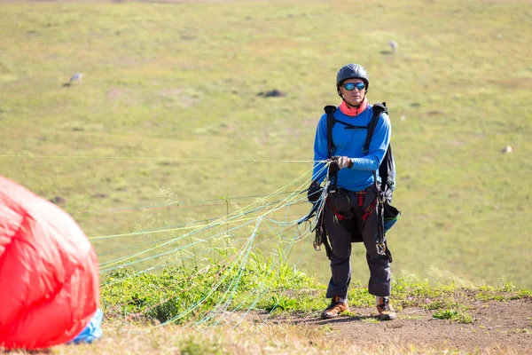 Een Man Helm Voorbereiding Parachute Voor Paragliding Parachutespringen — Stockfoto