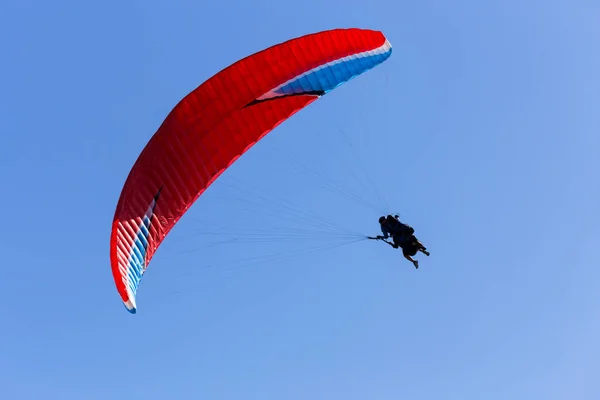 Une Silhouette Parapente Avec Parachute Rouge Flottant Travers Ciel Bleu — Photo