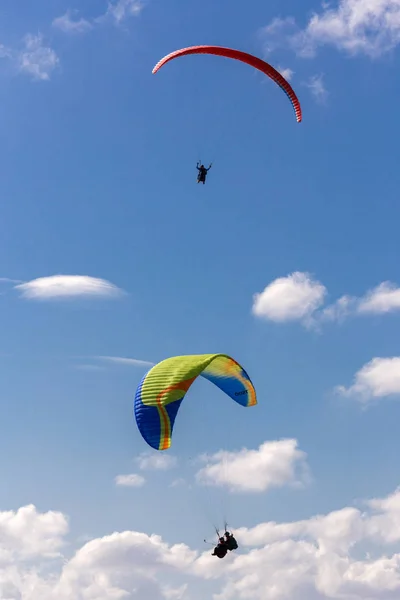 Deux Parachutes Planant Dans Ciel — Photo