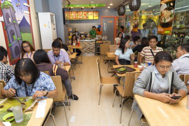 Manila, Filipinler-Temmuz, 26, 2016: Insanlar popüler bir Filipino Fast Food zincirinde öğle yemeği yemek