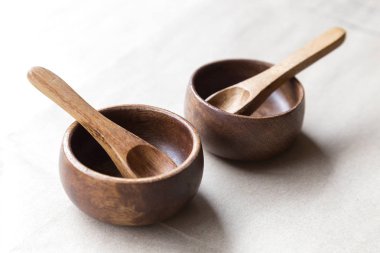 Beyaz arka planda ahşap eşyalar, yakın çekim