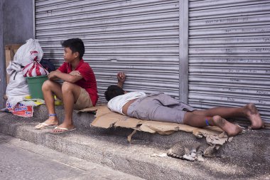 Sokaklarda evsiz Filipinli çocuklar