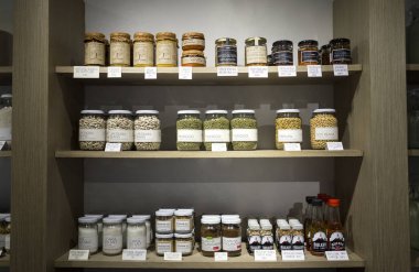 Ekranda doğal organik ürünler ile bir dükkanda tam OG kavanoz ve şişeler ahşap raflar