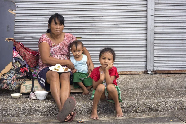 Çocuklarla evsiz Filipino kadın