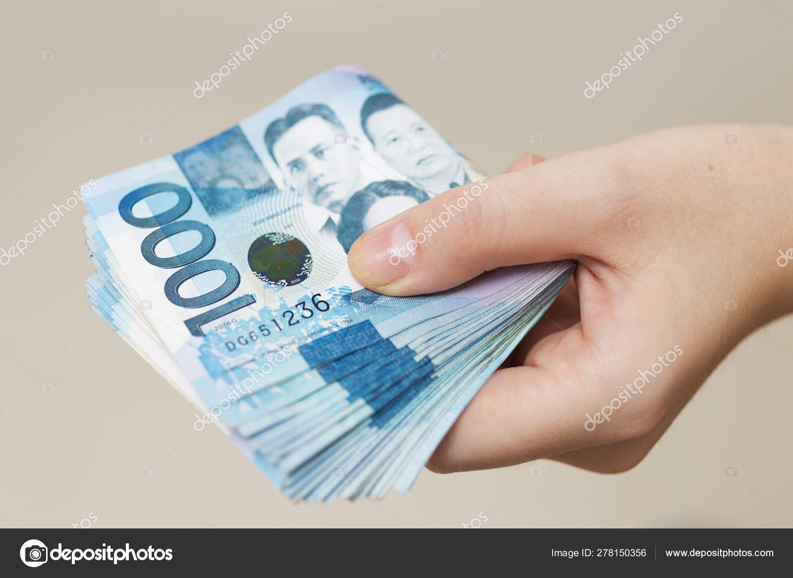 Hand Holding Folded Bundle Blue Money Cash One Thousand Philippines Stock  Photo by ©aldarinho 278150356