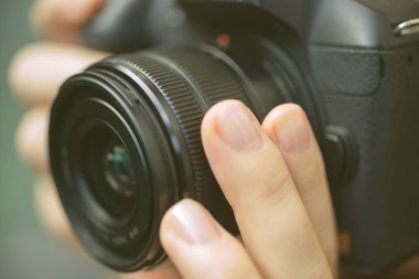 Fotoğrafçı eller bir dijital fotoğraf makinesi tutarak, odaklama ve fotoğraf çekmek, makro closeup