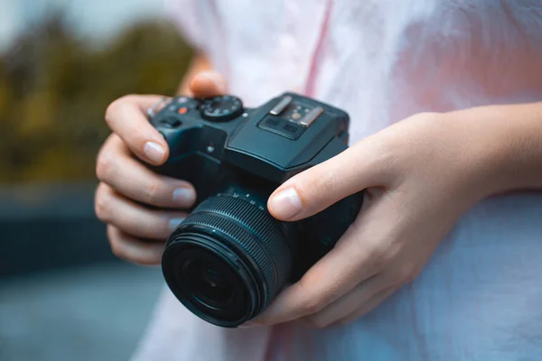 Mãos Fotógrafo Segurando Uma Câmera Digital Focando Tirando Fotos Macro — Fotografia de Stock