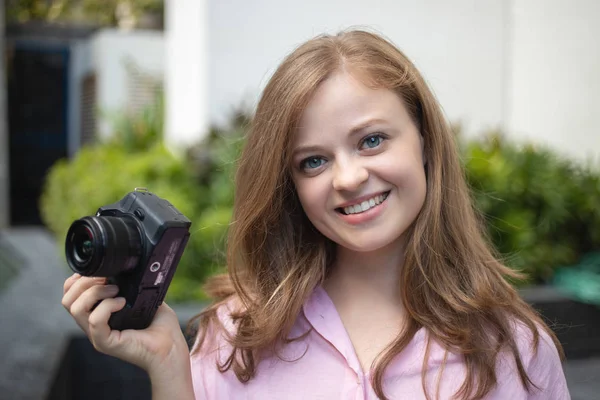 デジタルカメラを持った若い白人女性の肖像画 — ストック写真