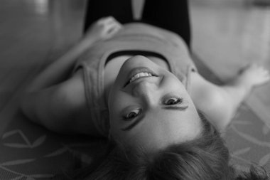 Spor salonunda minyon üzerinde yatan genç beyaz beyaz yakın çekim portresi gülümseyerek