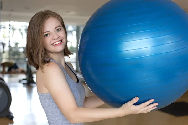 Sorrindo Jovem Caucasiana Menina Segurando Uma Bola Ginástica Azul Ginásio — Fotografia de Stock