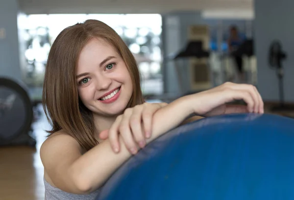 Sorrindo Jovem Caucasiana Menina Bola Ginástica Azul Ginásio Fazendo Exercícios — Fotografia de Stock