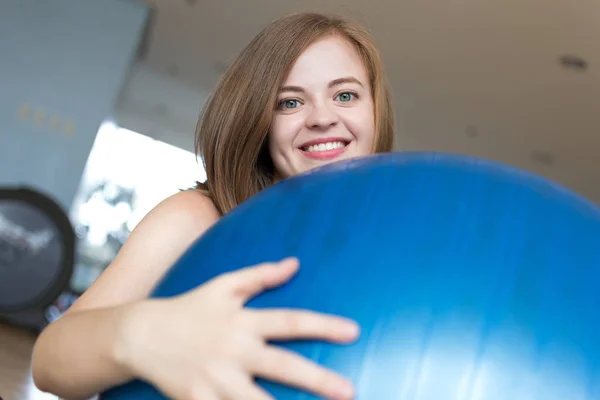 Sorrindo Jovem Caucasiana Menina Bola Ginástica Azul Ginásio Fazendo Exercícios — Fotografia de Stock