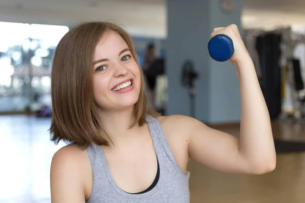 Sorrindo Jovem Caucasiana Menina Fazendo Treino Com Halteres Leves Ginásio — Fotografia de Stock