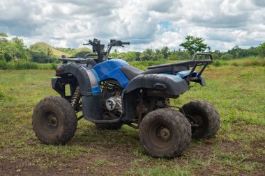 Bohol, Filipinler - 20 Haziran 2019: Chocolate Hills closeup yakınlarındaki Atv yolculuğu