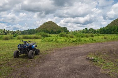 Bohol, Filipinler - 20 Haziran 2019: Chocolate Hills yakınlarındaki Atv kiralık yolculuğu