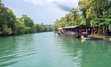 Bohol, Filipinler - 20 Haziran 2019: Loboc Nehri'nde yüzen açık büfe reastaurant gezisi