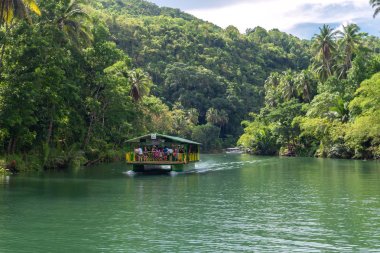 Bohol, Filipinler - 20 Haziran 2019: Loboc Nehri'nde yüzen açık büfe reastaurant gezisi
