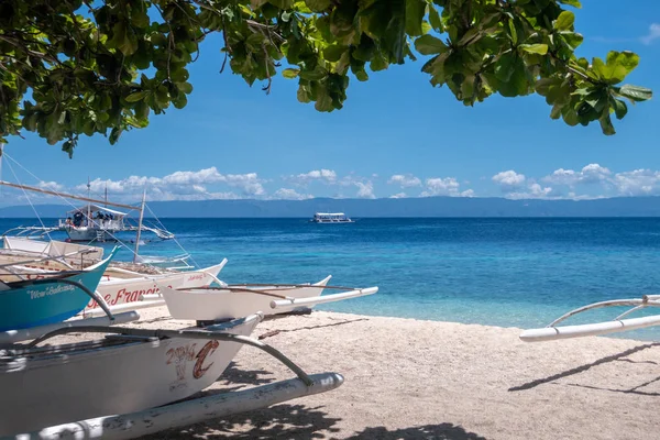 Bohol Panglao adasında tekneler ile Amazing cennet Alona plaj, Filipinler