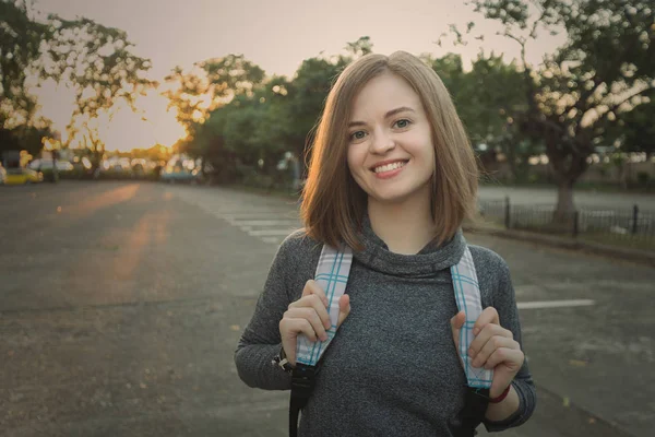 Retrato Jovem Mulher Branca Sorridente Viajante Com Mochila — Fotografia de Stock