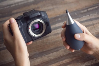 İki el hava üfleyici ile tozdan dijital kamera sensörü temizleme