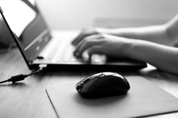 Manos Mecanografiando Teclado Del Ordenador Portátil Blanco Negro — Foto de Stock