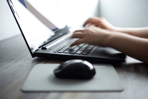 Manos Mecanografiando Rápidamente Teclado Del Ordenador Portátil Negro — Foto de Stock