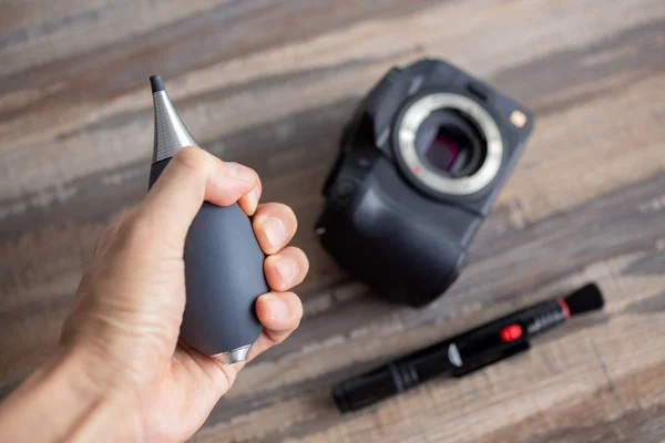 Hand Cleaning Digital Camera Sensor Dust Air Blower Brush — Stock Photo, Image