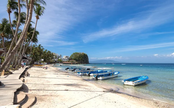 Deniz Mavi Gökyüzü Palmiye Beyaz Plajda Tekneler Sabang Puerto Galera — Stok fotoğraf