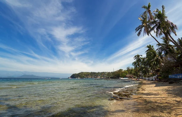 Morze Błękitne Niebo Palmy Łodzie Białej Plaży Sabang Puerto Galera — Zdjęcie stockowe