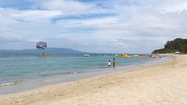 Море Синє Небо Пальми Човни Білому Пляжі Пуерто Галера Філіппіни — стокове фото