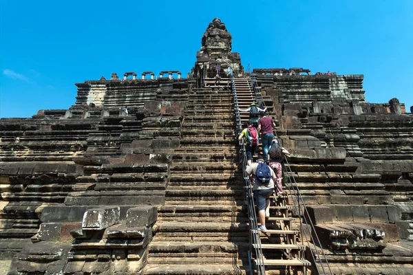 Kambodja Angkor Wat Siem Reap Januari 2017 Turister Klättra Uppför — Stockfoto