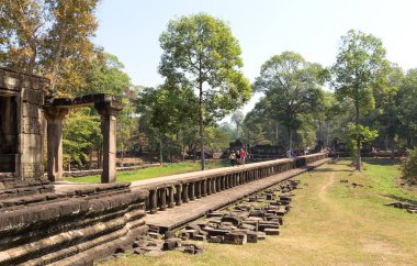 Siem Reap, Kamboçya - 30 Ocak 2017: Angkor Wat tapınak kompleksi etrafında dolaşan bir grup turist