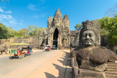 Siem Reap, Angkor Wat, Kamboçya - 30 Ocak 2017: Yerel tuk-tuk'tan güney kapılarından Bayon tapınak kompleksine turistler biniyor